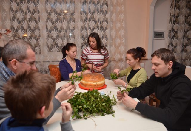 Плетіння вінків з барвінку для молодих